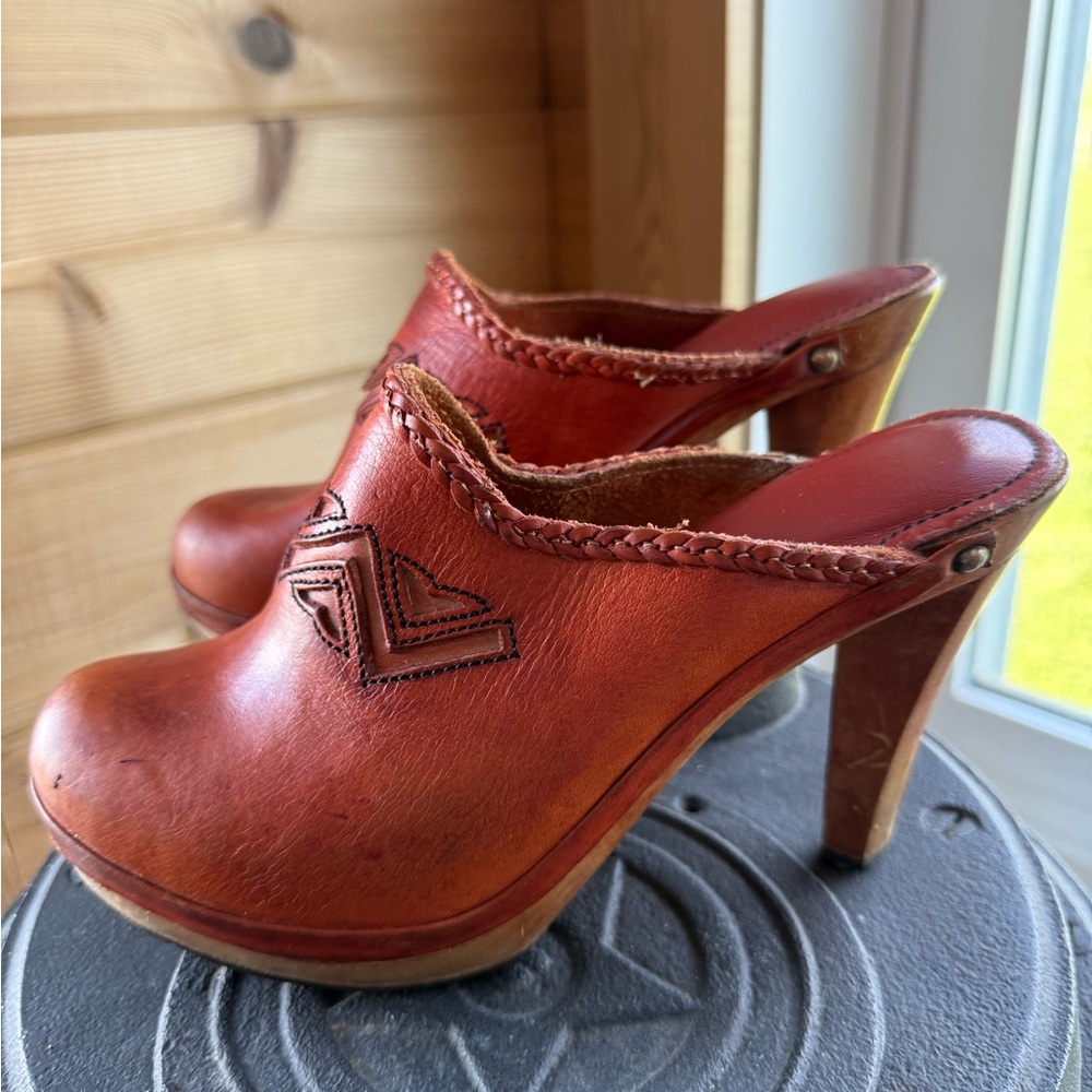 VINTAGE 70s Red Wooden Heel Leather Size 6 Mules